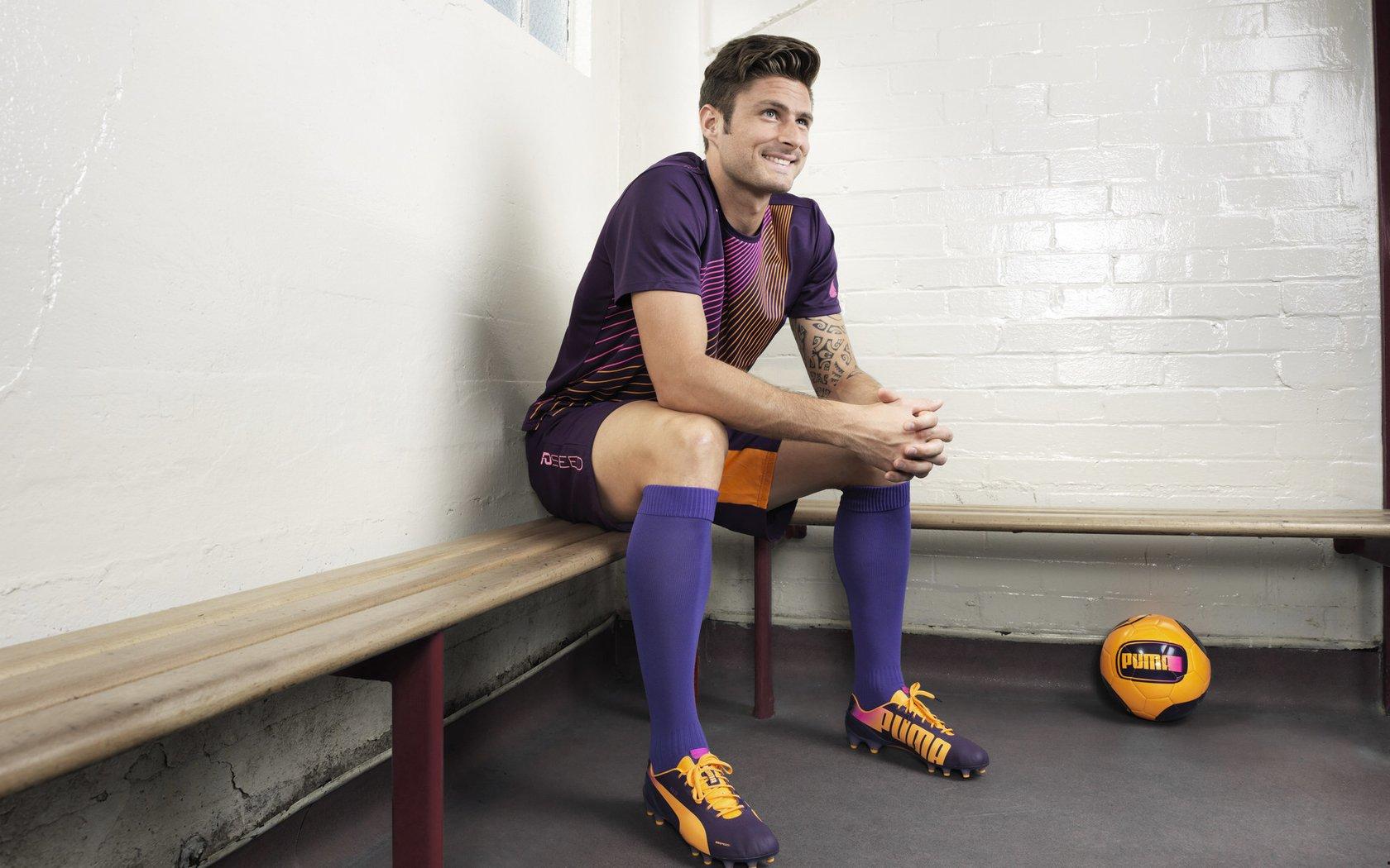 还好你没事！王钰栋集训前足协杯伤退，却成国足绝杀点球英雄