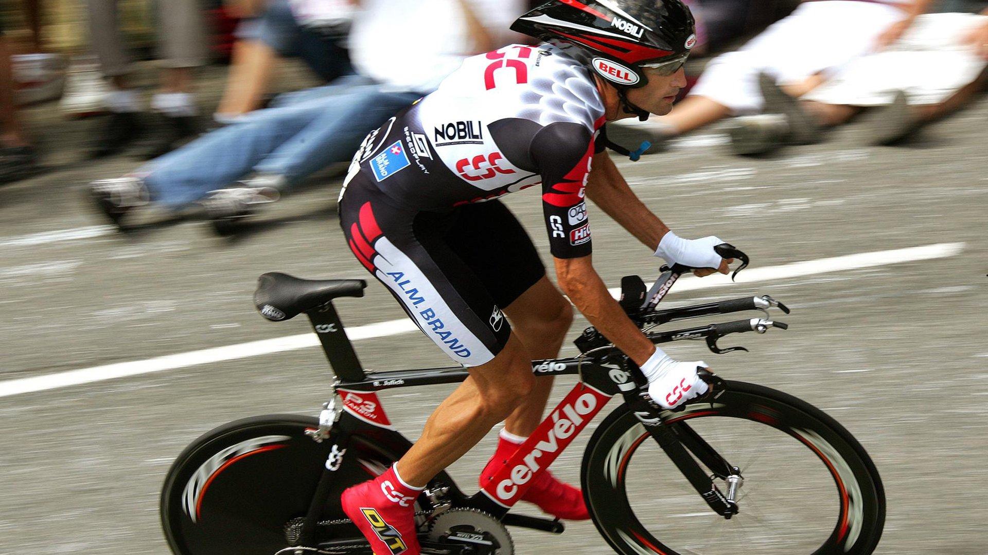 台湾省篮球联赛球员怪异投篮姿势爆圈 草根创新引发全球热议